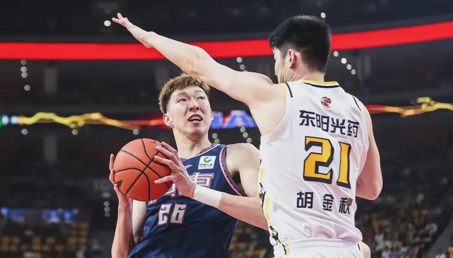 NBA常规赛：勇士大胜热火与火箭拉开1胜场 水花45+9三分热巴24+9